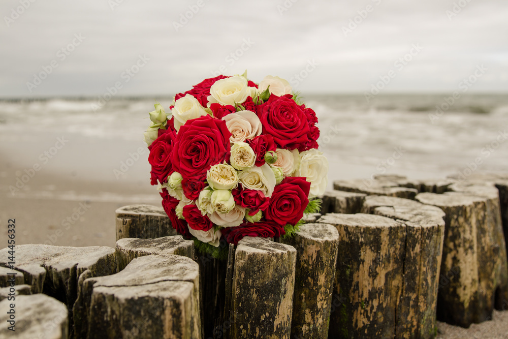 Brautstrauß mit Rosen am Strand an der Ostsee auf einer Hochzeit Stock-Foto  | Adobe Stock
