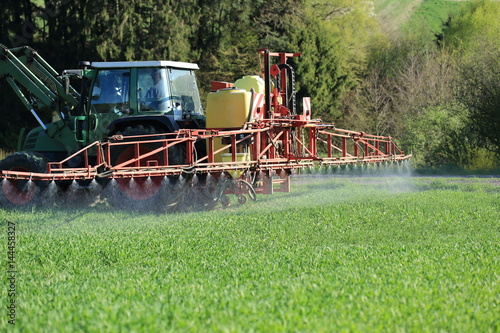 Traktor beim Spritzen von Pestiziden
