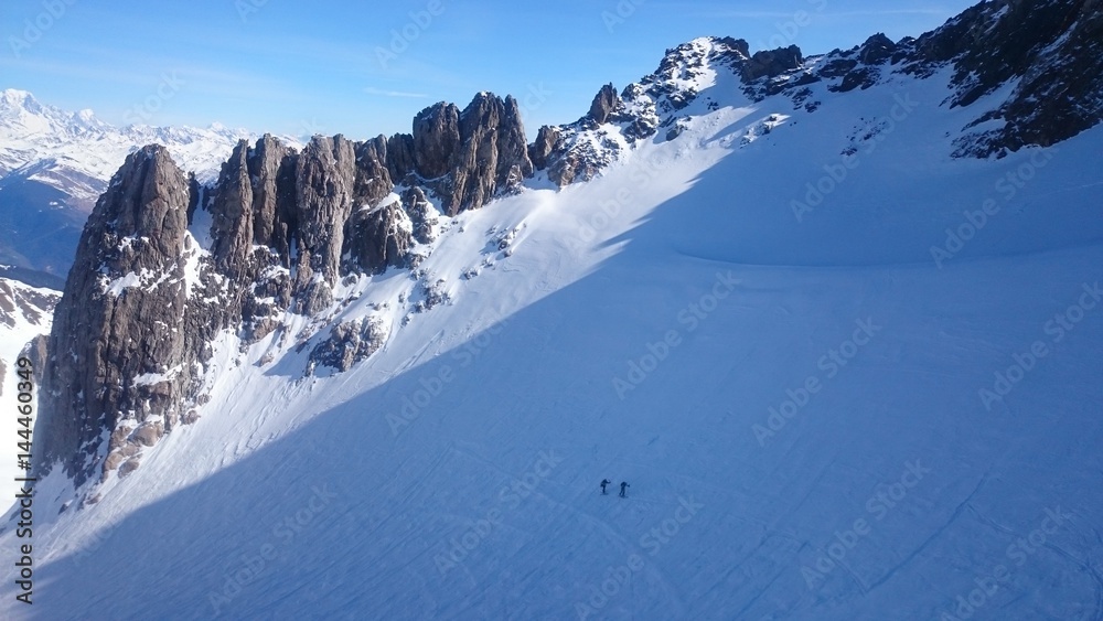 Skieurs au milieu des géants à la Grande Lauzière