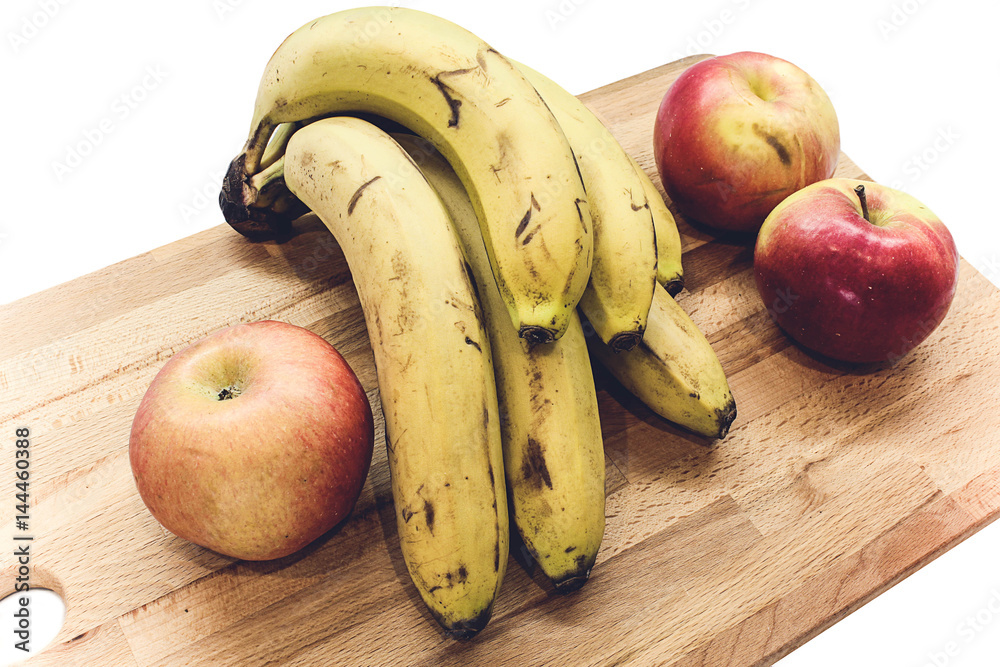 полезные летние фрукты. яблоки, груши и бананы на кухонной доске
