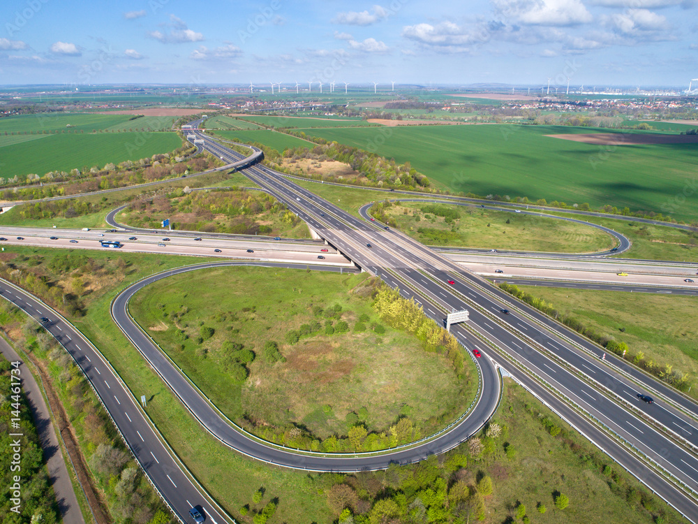 Autobahnkreuz als Luftbild
