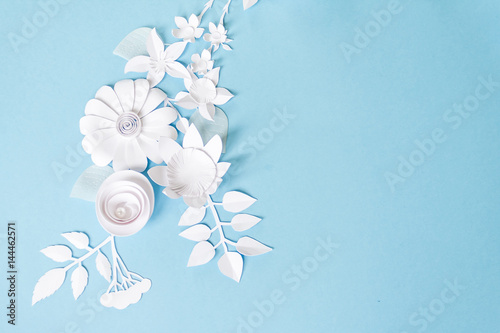 Obraz rama z białymi papierowymi kwiatami