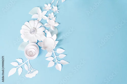 Fototapeta rama z białymi papierowymi kwiatami