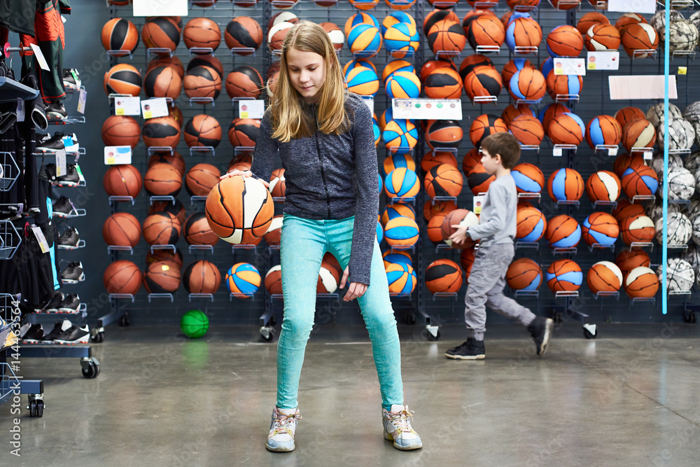Obraz premium Children with basketballs in sport shop