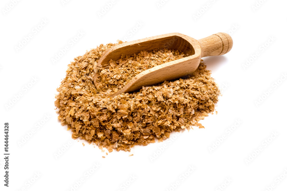 Weizenkleie isoliert freigestellt auf weißen Hintergrund mit Holzschaufel
Weizenkleie isoliert freigestellt auf weißen Hintergrund mit Holzschaufel