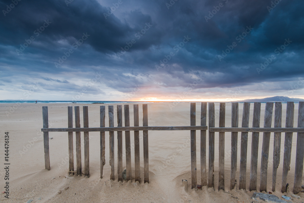Obraz premium Cloudscape nad plażą i oceanem w Hiszpanii, przed burzą