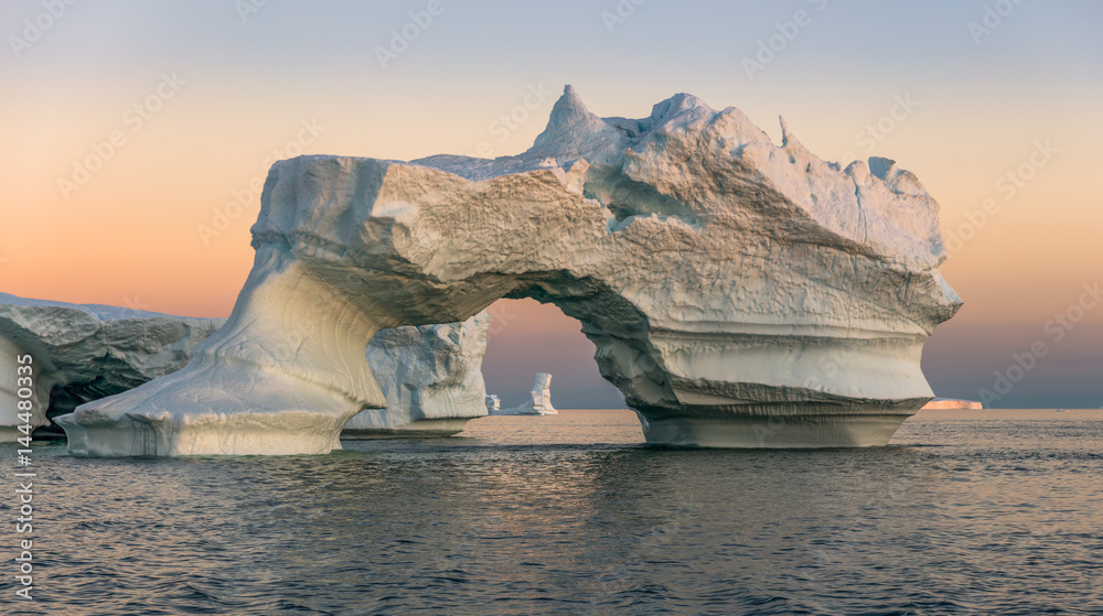 Fototapeta premium Iceberg in the Disco Bay, Greenland. Their source is by the Jakobshavn glacier. This is a consequence of the phenomenon of global warming and catastrophic thawing of ice