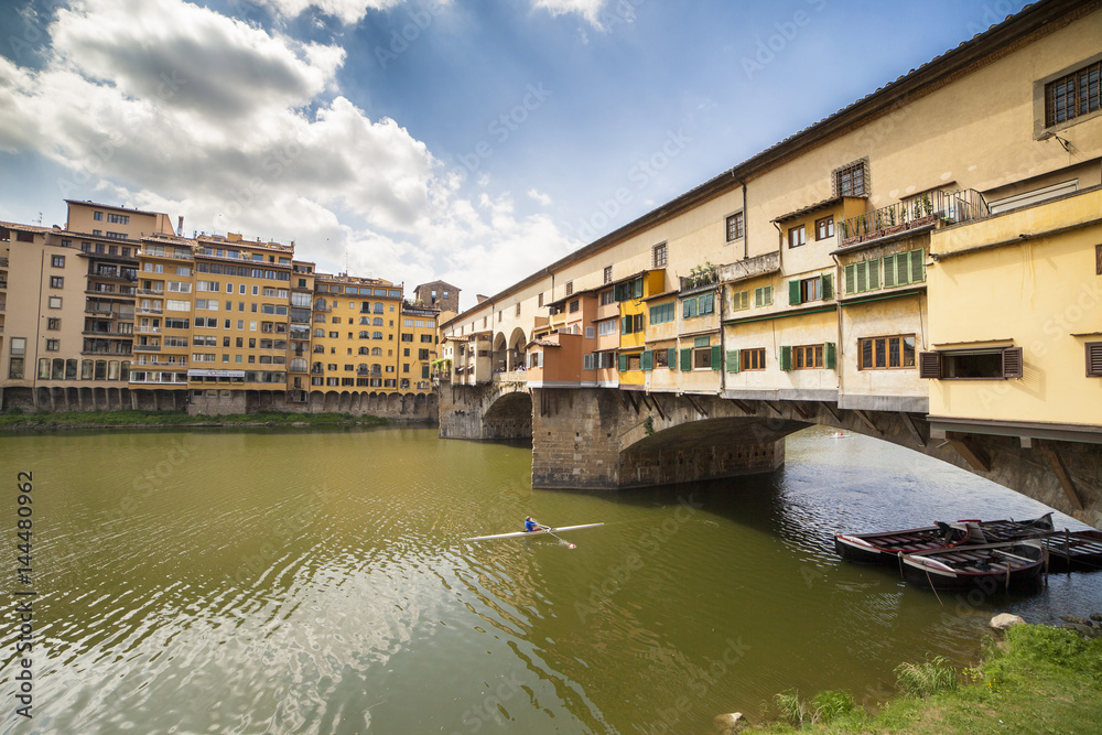 Obraz premium Italia,Toscana,Firenze, Ponte Vecchio e fiume Arno.