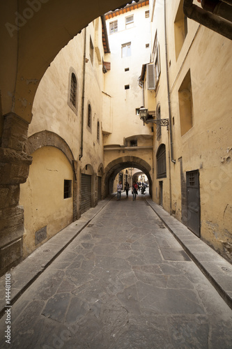 Fototapeta Naklejka Na Ścianę i Meble -  Italia,Toscana,Firenze, un vicolo nel centro città.