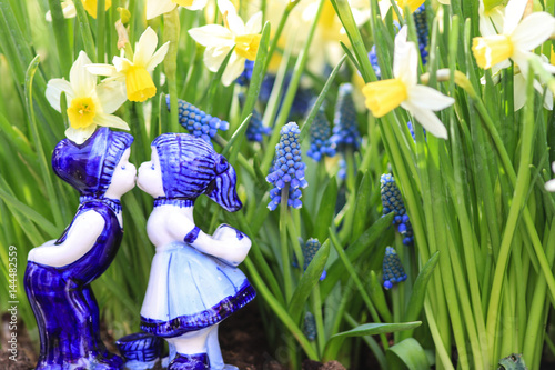 Delfts blue couple kissing with daffodil background