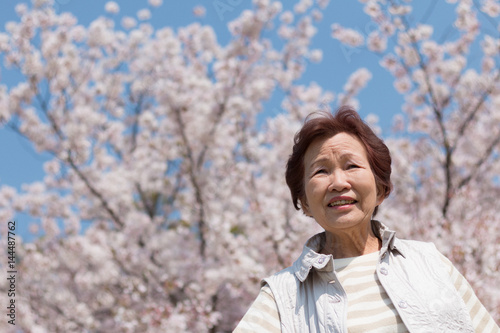 屋外を散歩しているシニア女性