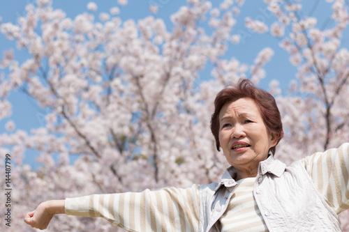 屋外を散歩しているシニア女性