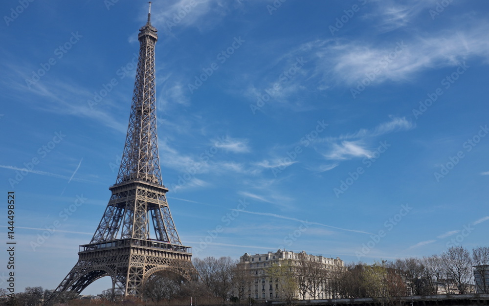 Tour Eiffel et ciel bleu