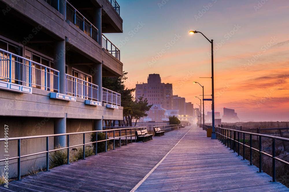 Obraz premium The boardwalk in sunrise in Ventnor City, New Jersey.
