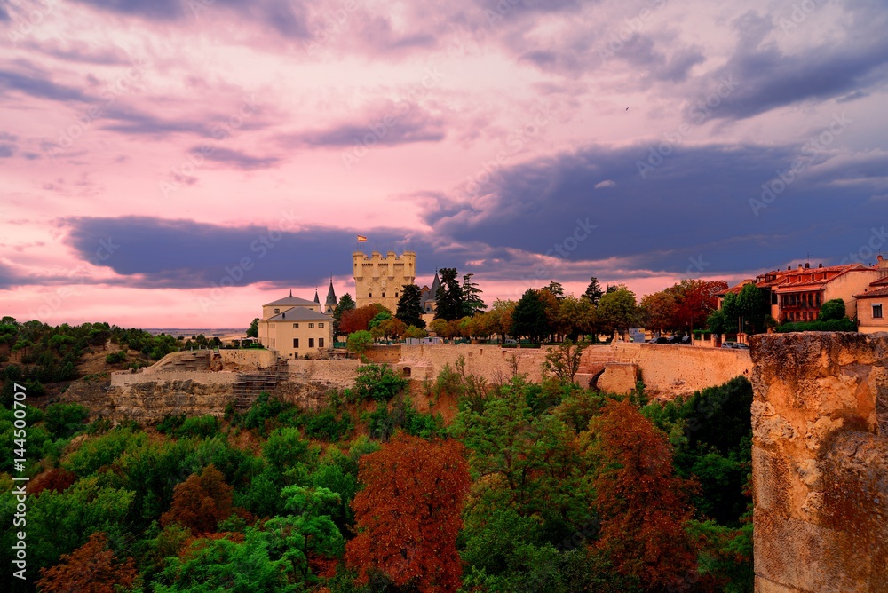 ocaso y castillo del Alzacar en Segovia al ocaso