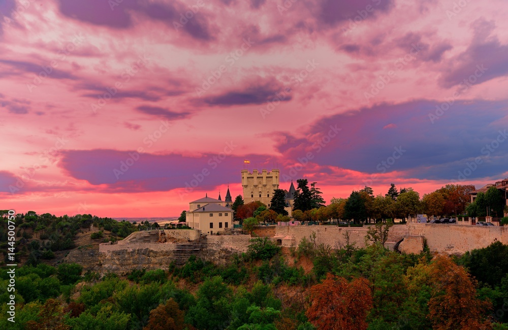 Obraz premium ocaso con muralla y castillo del Alcazar en Segovia