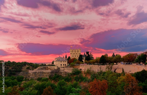 ocaso con muralla y castillo del Alcazar en Segovia