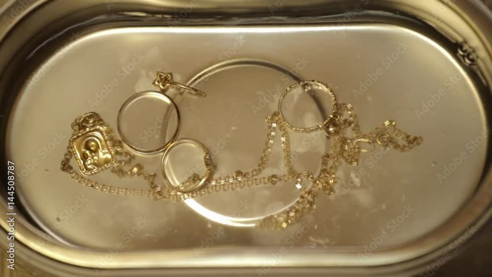 Cleaning of jewelry by ultrasound bath