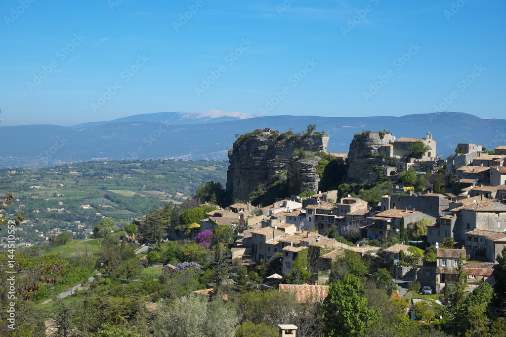 Vue panoramique sur village Saignon et le Mont Ventoux en Provence, France.