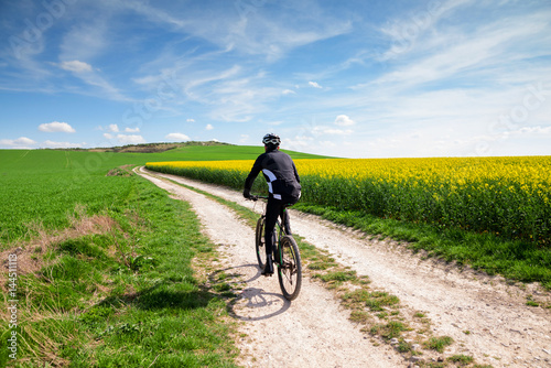 vtt dans la campagne au printemps