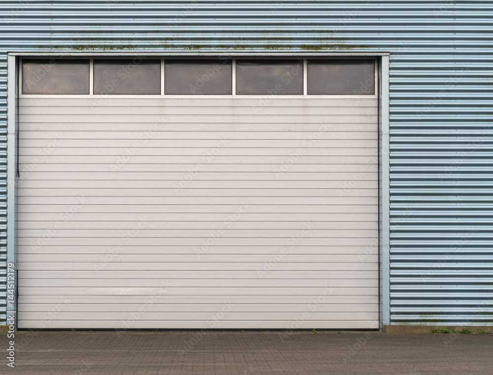 Fototapeta premium Weißes Rolltor mit Fenstern