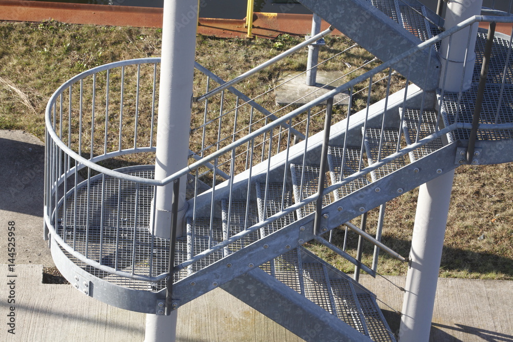 Außentreppe aus Stahl an einer Brücke Außentreppe aus Stahl an einer Brücke
