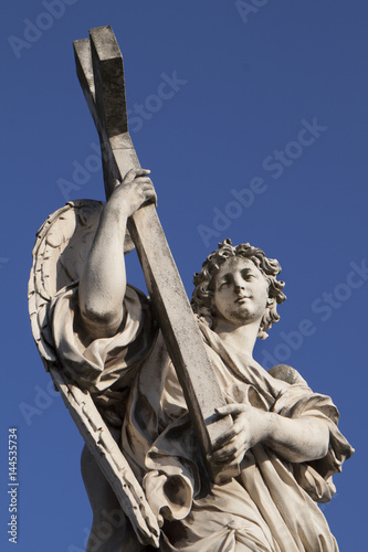 Statua di angelo con la croce a Ponte Sant'Angelo a Roma.