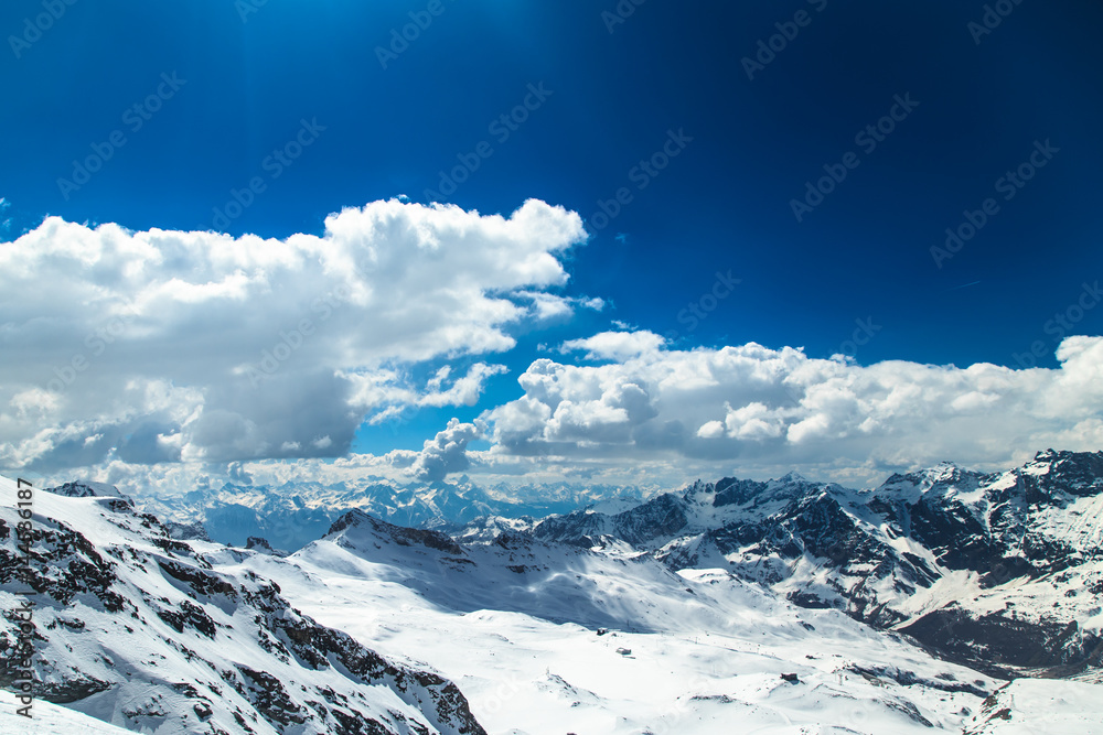 Obraz premium sunny day on the ski slopes of Cervinia