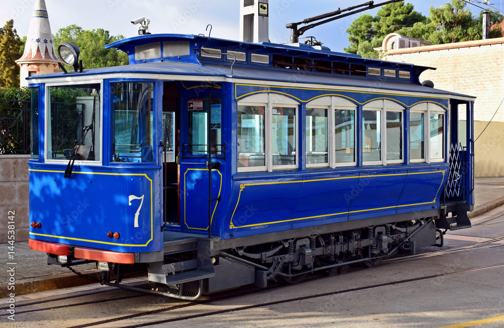 Tren azul antiguo en funcionamiento
