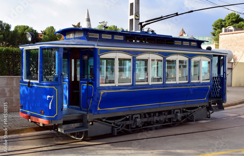 Tren azul antiguo en funcionamiento 