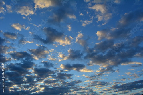 céu azul com nuvens granuladas photo