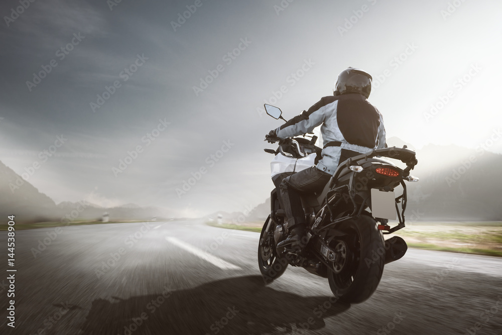 Naklejka premium Motocykl jeździ w górskim krajobrazie