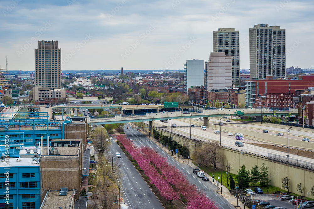 Fototapeta premium View of Old City from the Benjamin Franklin Bridge Walkway in Philadelphia, Pennsylvania.