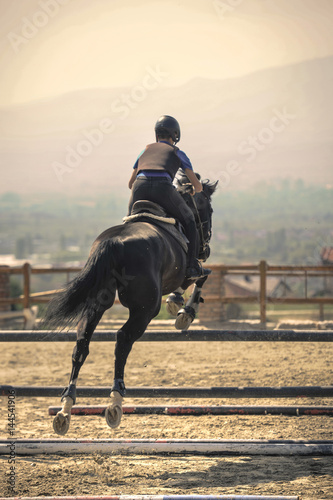 Fototapeta Dżokej na szybkim koniu pełnej krwi