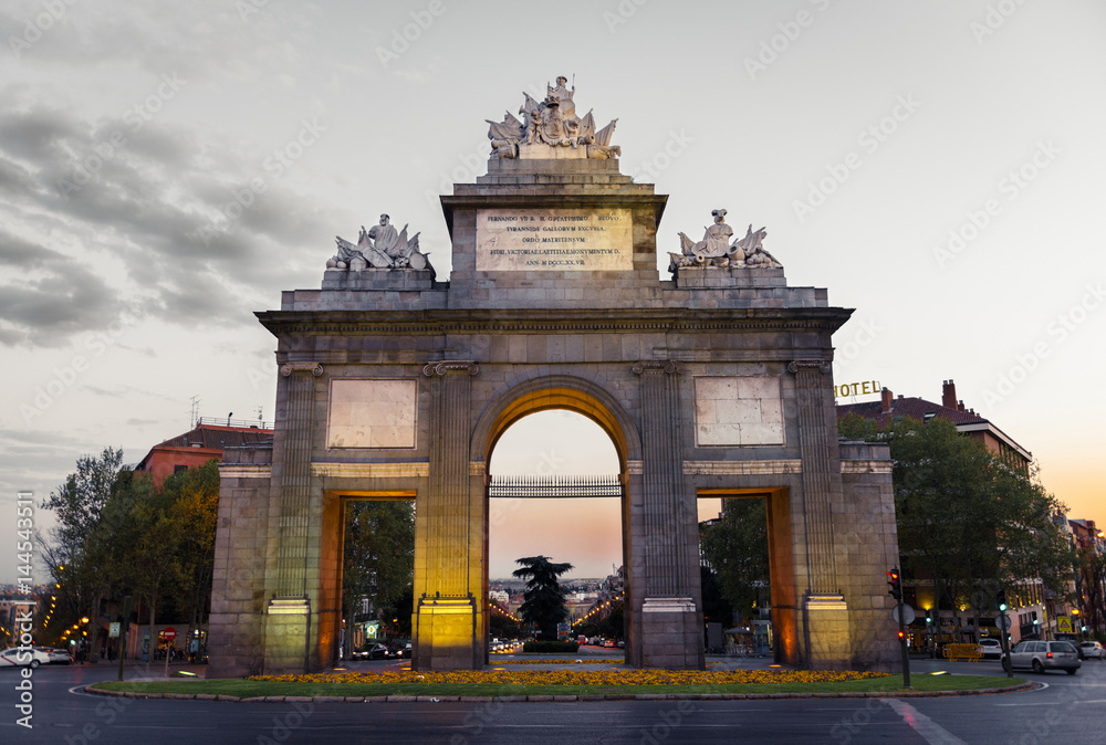 Obraz premium Puerta de Toledo gate in Madrid at dusk