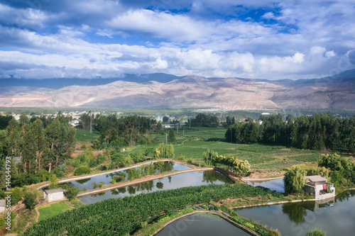 Look at China's yunnan province natural scenery on the train