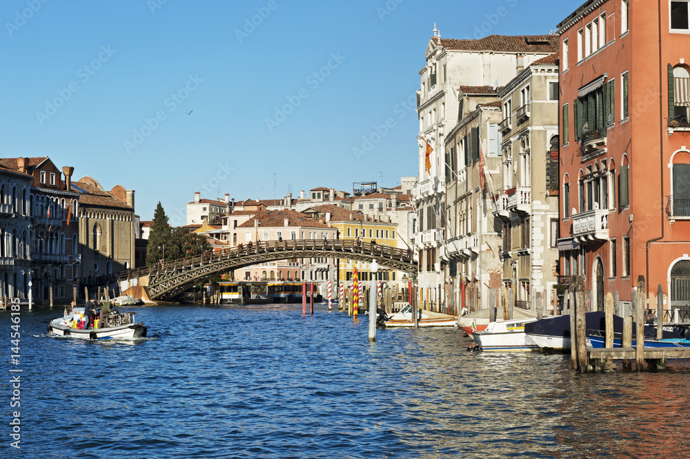Die Brücke Ponte dell’Accademia in Venedig