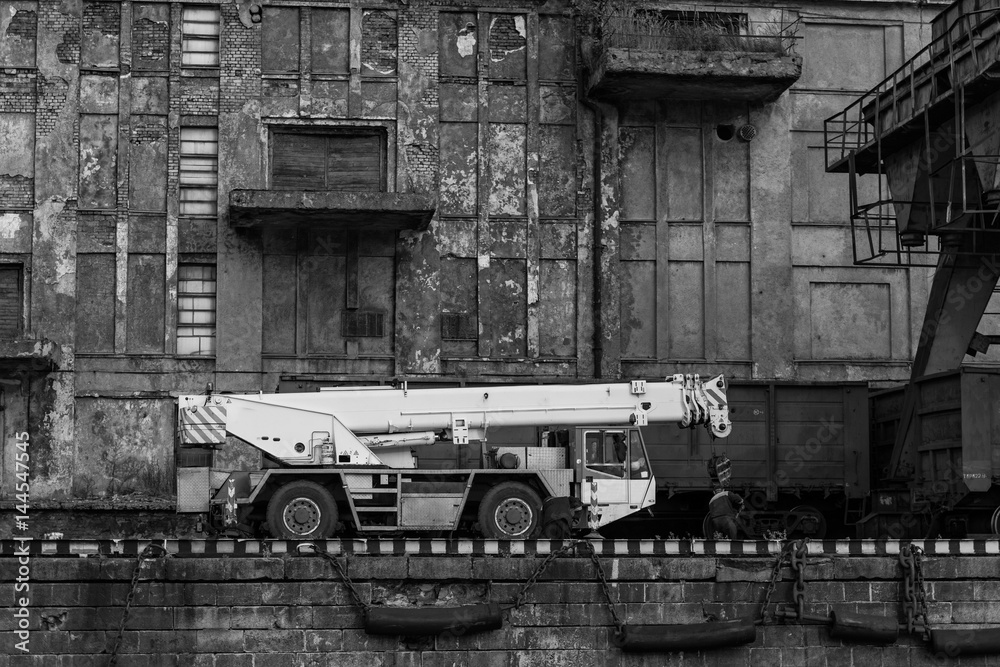Huge crane and workers. Huge crane and workers.