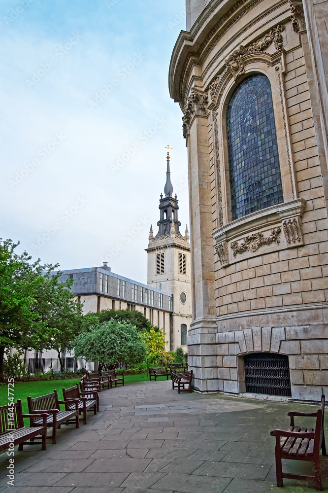 Obraz premium St Lawrence Jewry next Guildhall church at City of London