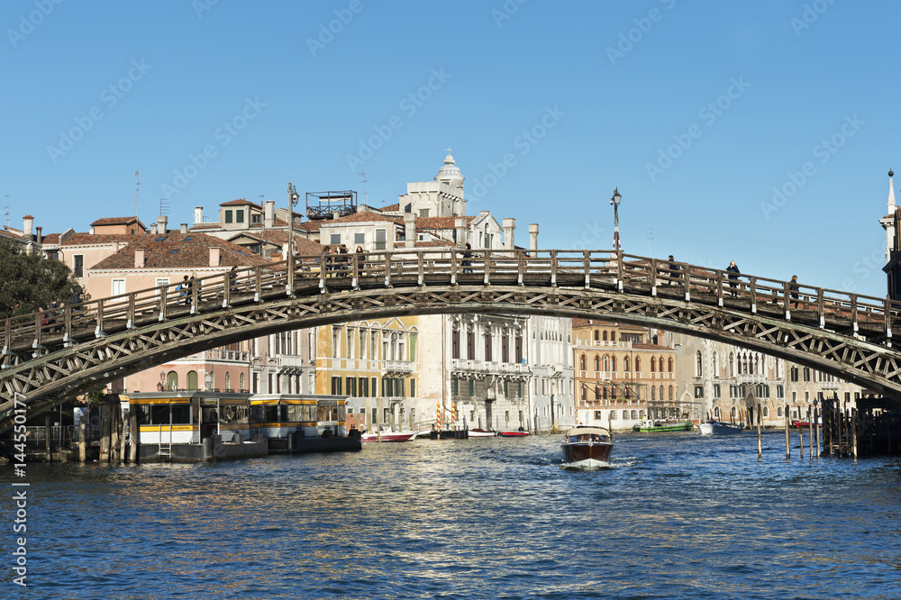 Die Brücke Ponte dell’Accademia in Venedig