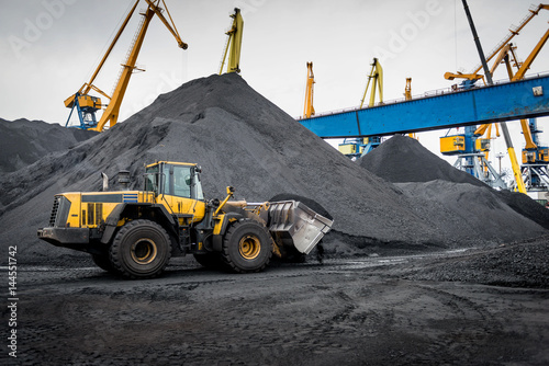 Fototapet Work in port coal handling terminal.