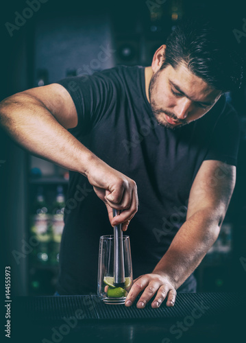 фотографія Bartender preparing cocktail