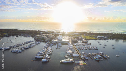 Cuadro en lienzo Aerial view over Marina Mirage and boats as the sunrises over the ocean, Gold Co