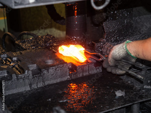 Fotografie automotive part production by hot forging process