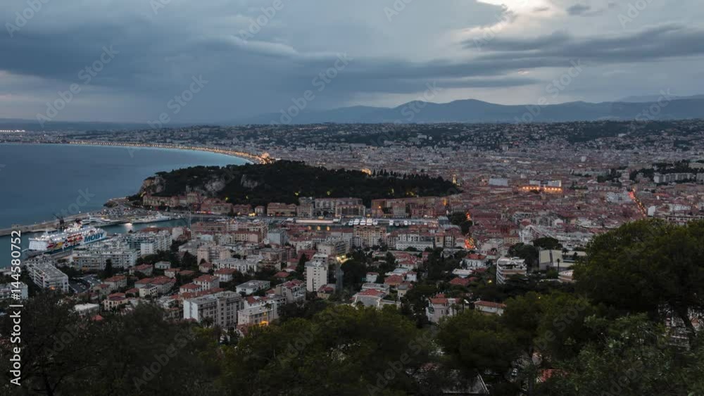 Time lapse de la ville de Nicepar temps orageux aec des éclairs, French Riviera