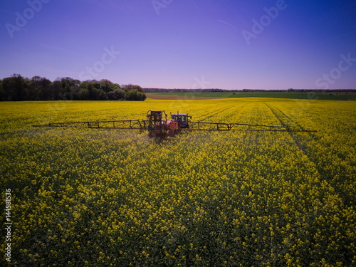 Vue aérienne épandage d'engrais dans les champs de Colza