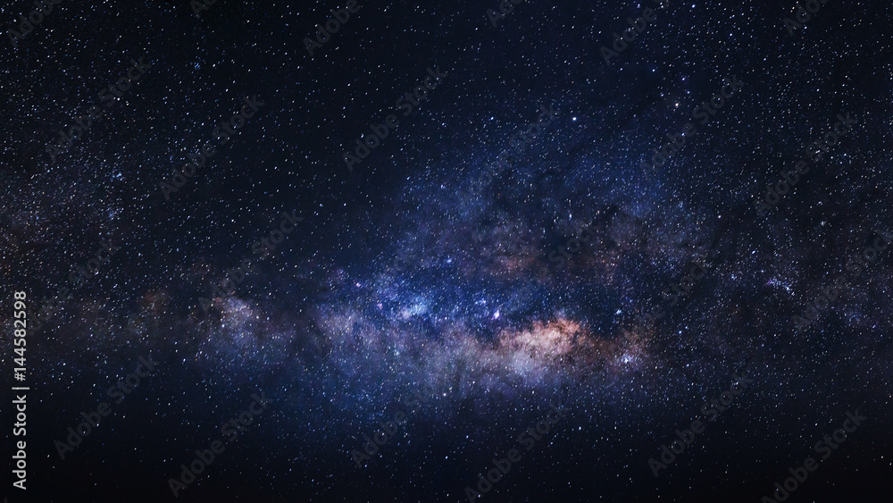 Fototapeta premium Panorama Galaktyka Drogi Mlecznej z gwiazdami i kosmicznym pyłem we Wszechświecie, Fotografia z długim czasem naświetlania, z ziarnem.