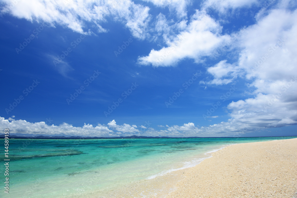 美しい沖縄のビーチと夏空
