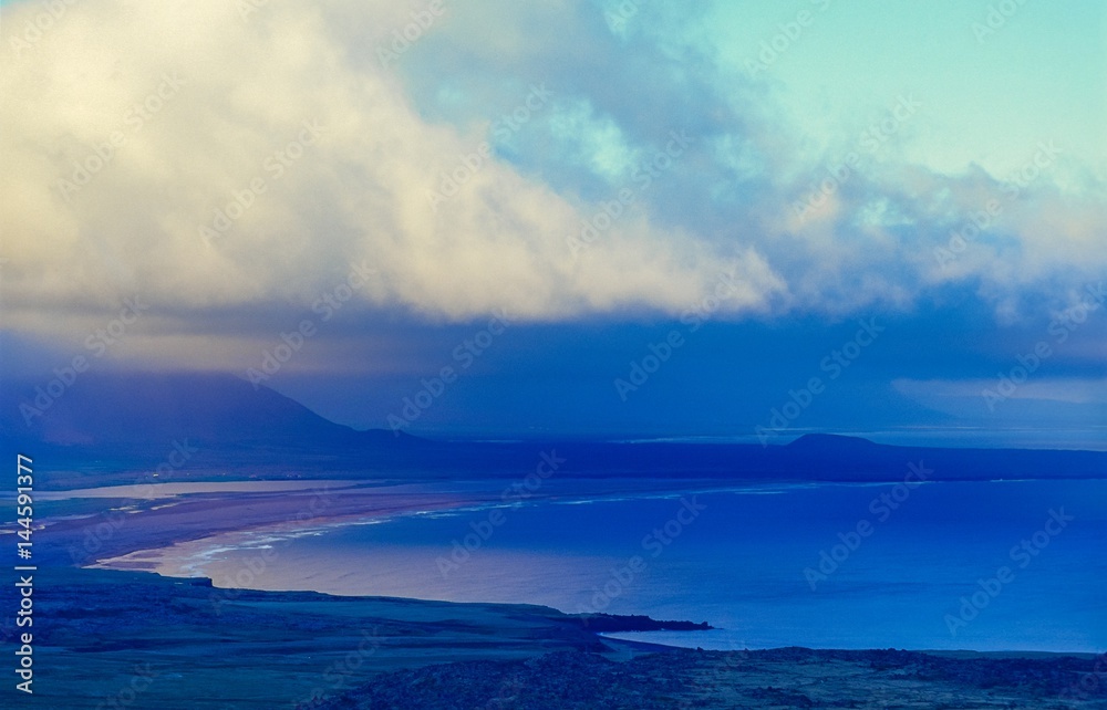 Blick vom Vulkan Snæfellsjökull auf die Bucht Breiðavík auf Snæfellsnes bei Mitternachtssonne, Island/ Iceland, Europa 