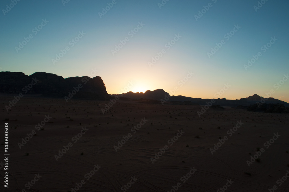 Giordania, 2013/03/10: tramonto sul paesaggio giordano e il deserto del Wadi Rum, la Valle della Luna simile al pianeta Marte, una valle scavata nella pietra arenaria e nelle rocce di granito